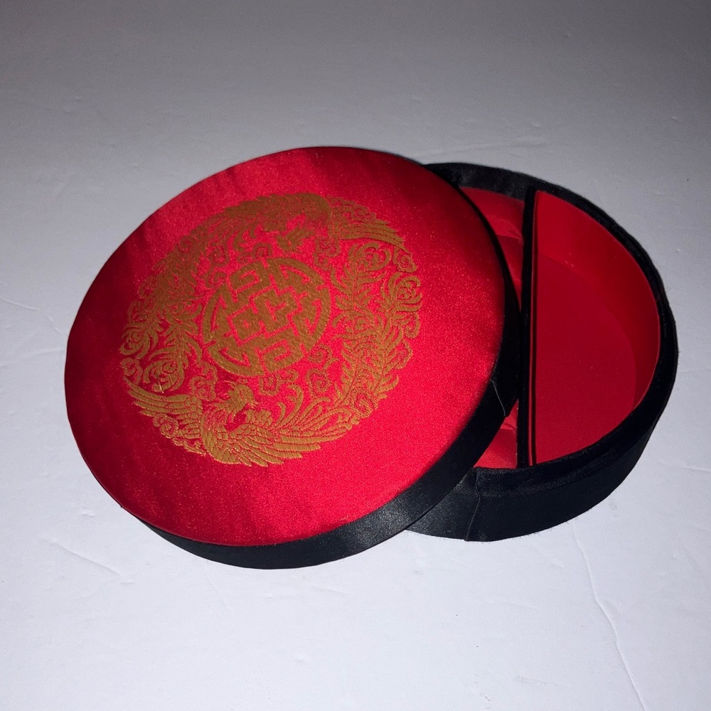 Vintage Red and Black Round Satin Jewelry‎ Organizer with Oriental Flair 6”